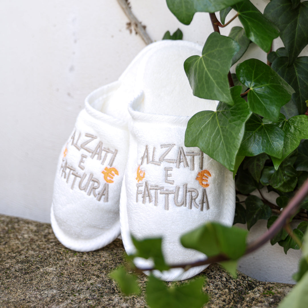 Ciabatte con Frase Ricamata "ALZATI E FATTURA"