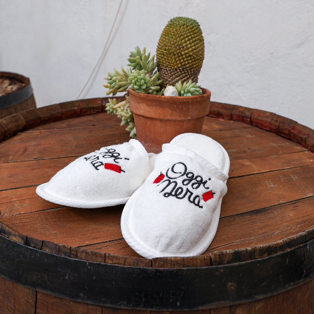 Ciabatte con Frase Ricamata "OGGI NERA"