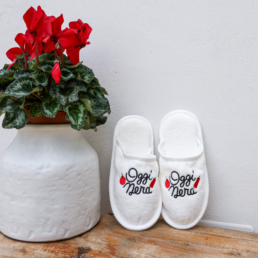 Ciabatte con Frase Ricamata "OGGI NERA"